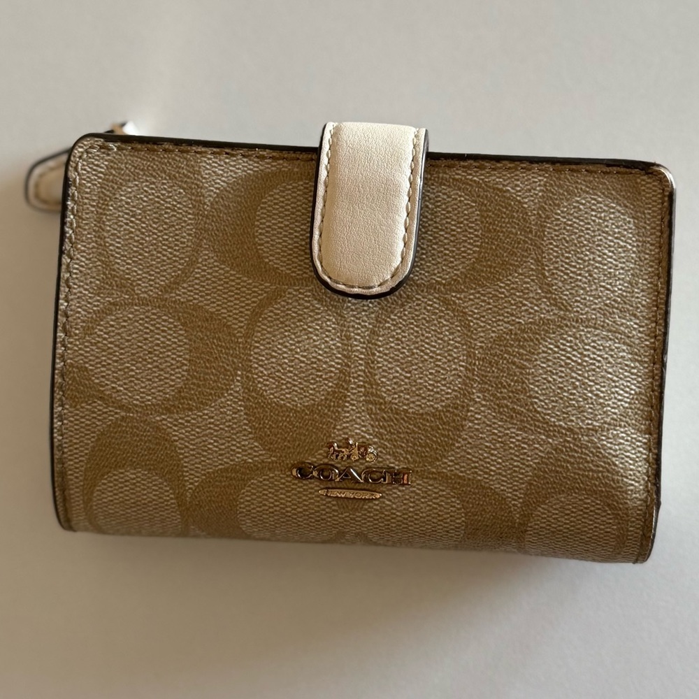 COACH Medium Corner Zip Wallet -
Signature Canvas Khaki/Chalk